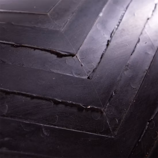 Fournisseur de courroies en Chine Bande transporteuse en caoutchouc à motifs noirs industriels Chevron